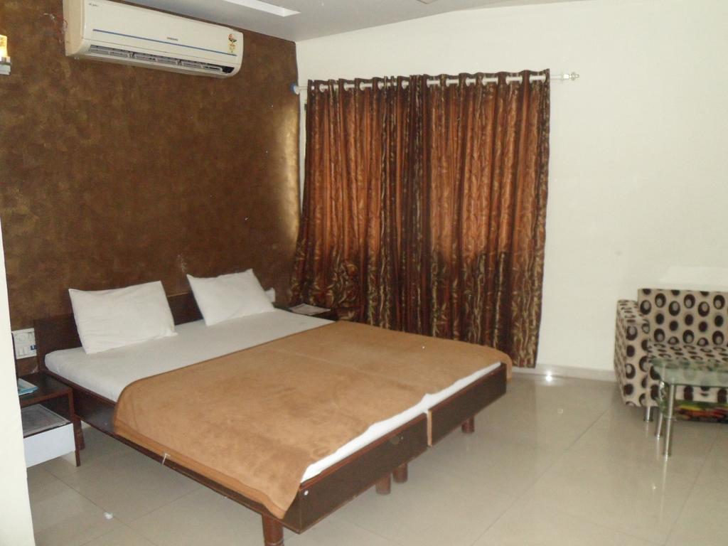 Hotel Atithi Ахмедабад Экстерьер фото