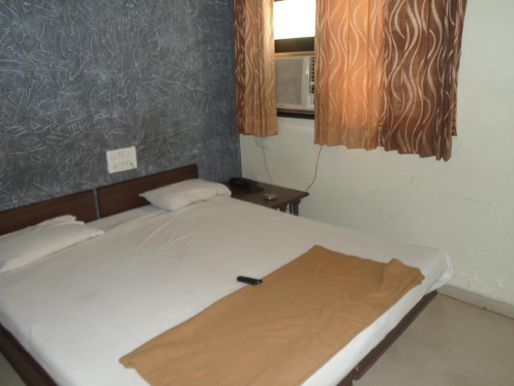 Hotel Atithi Ахмедабад Экстерьер фото